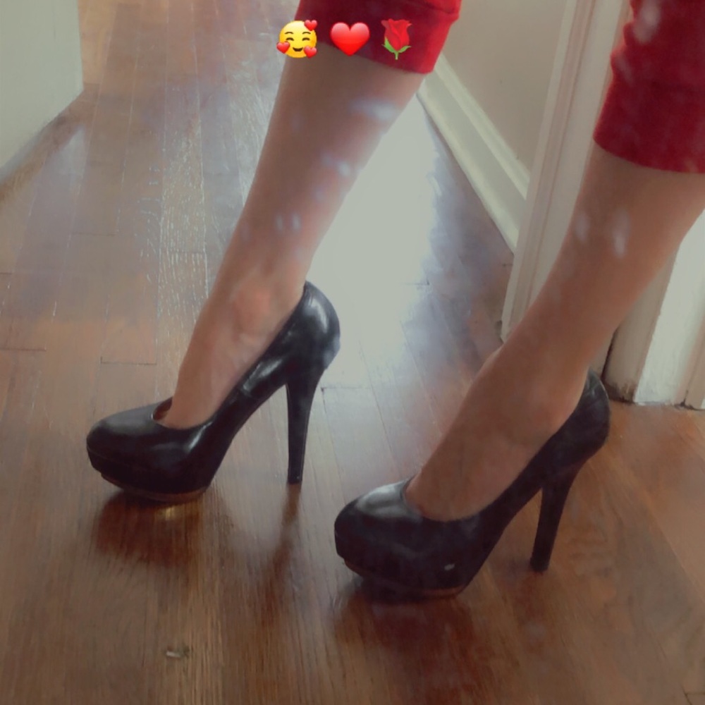 Only worn twice black heels with gold bottom.